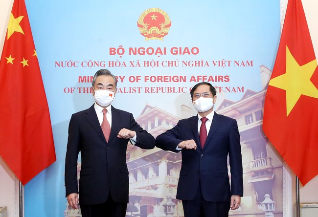 Hợp tác ngoại giao Việt Nam - Trung Quốc:
Việt Nam và Trung Quốc đang hợp tác trong nhiều lĩnh vực khác nhau, từ kinh tế đến xã hội, trong nỗ lực tăng cường quan hệ song phương. Hai nước cùng nhau kiến tạo một khu vực châu Á - Thái Bình Dương ổn định và phát triển. Năm 2024, hợp tác ngoại giao Việt Nam - Trung Quốc sẽ tiếp tục phát triển mạnh mẽ, đem lại những lợi ích lớn cho cả hai quốc gia.