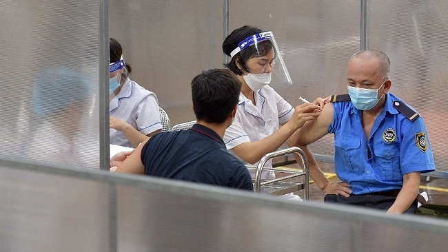 Hanoi residents get vaccinated against COVID-19. (Photo: NDO)
