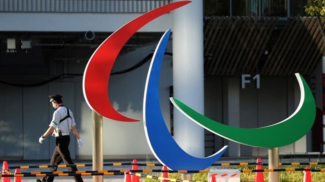 A security guard walks past the symbol of the Paralympic Games under installation at the National Stadium, the main venue of the Tokyo 2020 Olympic and Paralympic Games in Tokyo, Japan. (Photo: Reuters)