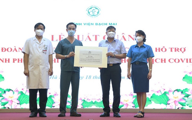 Hanoi municipal Fatherland Front Committee receives ambulances and ventilators. (Photo: VNA)