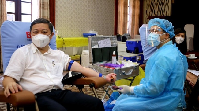 Ho Chi Minh City Vice Chairman Duong Anh Duc donates his blood on August 4. (Photo: VNA)