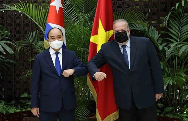 President Nguyen Xuan Phuc (L) meets with Cuban Prime Minister Manuel Marrero Cruz (Photo: VNA)