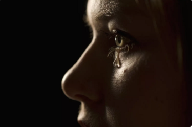 Nguyên nhân của những giọt nước mắt là gì? Con người ta khóc vì nhiều lý do khác nhau, có thể là vì hạnh phúc, buồn bã hoặc xúc động. Trong bức ảnh này, điều đó cũng không khác gì, nhưng câu chuyện đằng sau nó là gì? Hãy đến và khám phá điều đó.