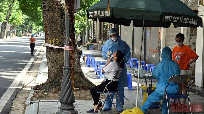 Medical workers collecting samples for COVID-19 testing in Hanoi (Photo: NDO)