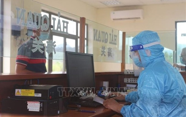 Officer at a customs unit handles document (Photo: VNA)