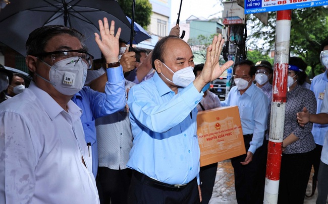 President Nguyen Xuan Phuc visits residents in an isolation area in Ho Chi Minh City on July 29. (Photo: VOV)