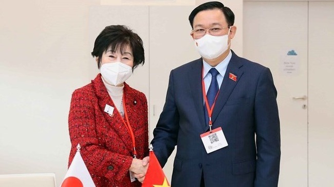 National Assembly Chairman Vuong Dinh Hue (right) meets with President of Japan’s House of Councillors Santo Akiko in Vienna on September 7. (Photo: VNA)