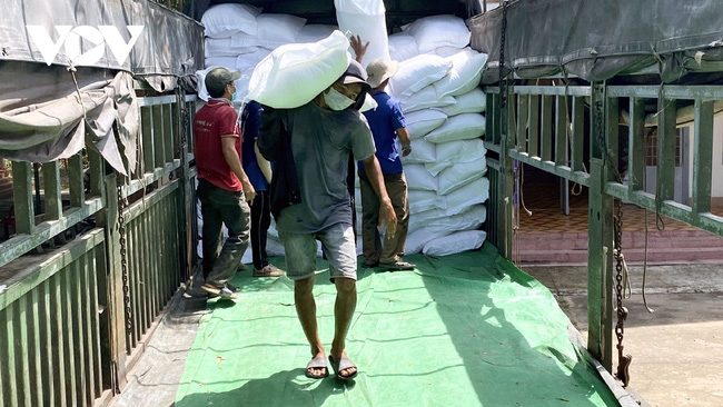 People in Dak Lak province have received rice from local national reserves to overcome difficulties caused by COVID-19.