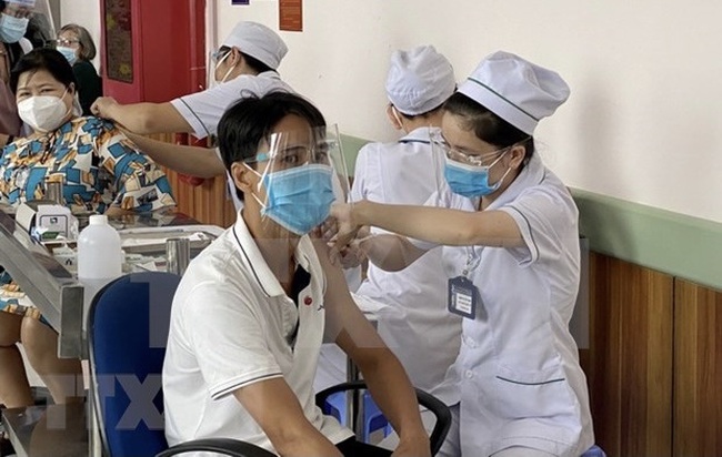 Local residents in An Giang province get vaccinated against COVID-19. (Photo: VNA)