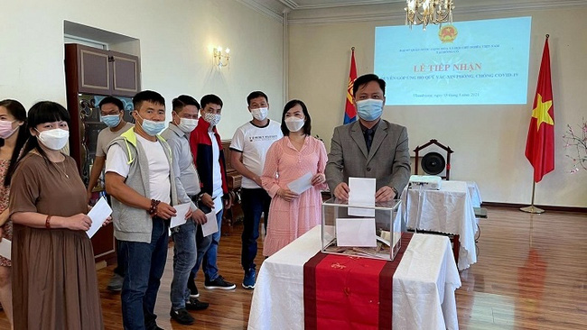 Staff from the Vietnamese Embassy in Mongolia along with overseas Vietnamese in the host country make donations to support COVID-19 prevention and control efforts in Vietnam. (Photo: Vietnamese Embassy in Mongolia)