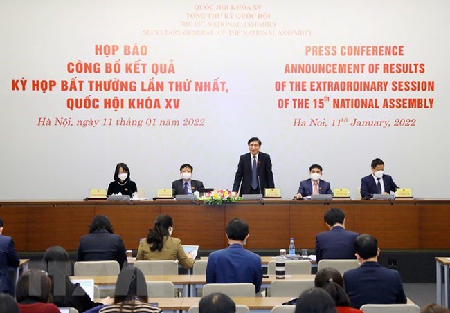 NA Secretary General and Chairman of the NA Office Bui Van Cuong (standing) speaks at the press conference on January 11 (Photo: VNA)