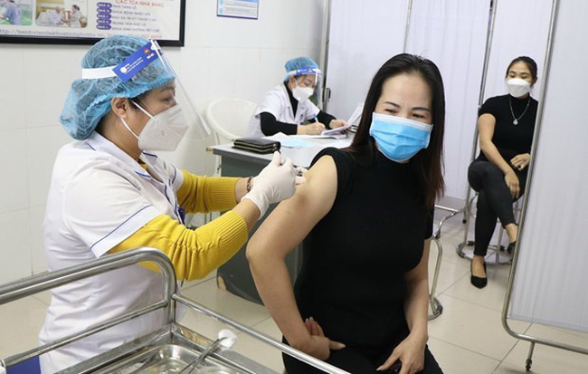 A woman gets vaccinated against COVID-19 (Photo: VNA)