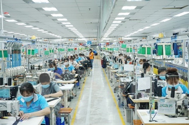 Production at a factory of Bowker Vietnam Garment Co.,Ltd. in Dong An I Industrial Park, Thuan An City of Binh Duong. (Photo: VNA)