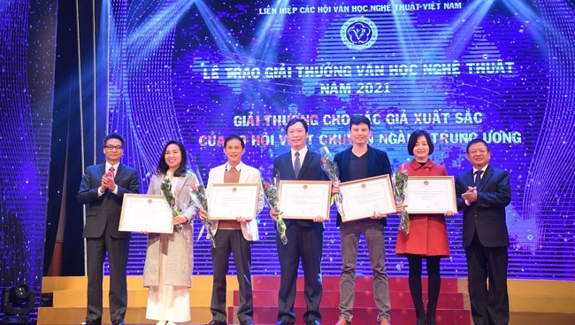 Deputy PM Vu Duc Dam and Chairman of the Vietnam Union of Literature and Arts Associations Do Hong Quan present awards to outstanding works. (Photo: VNA)