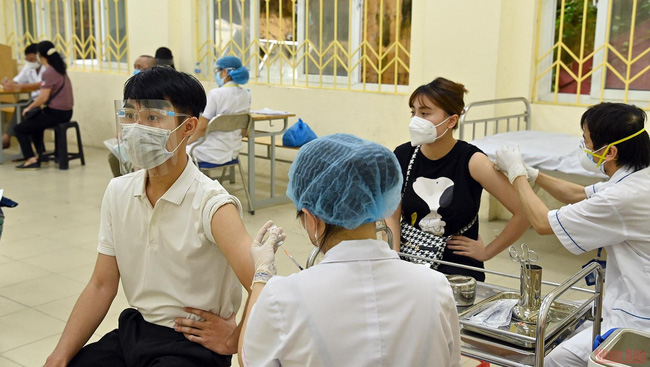 Hanoi people vaccinated against COVID-19 (Photo: DUY LINH)