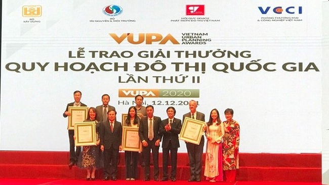 Four special prize winners honoured at the award ceremony (Photo: anninhthudo.vn)