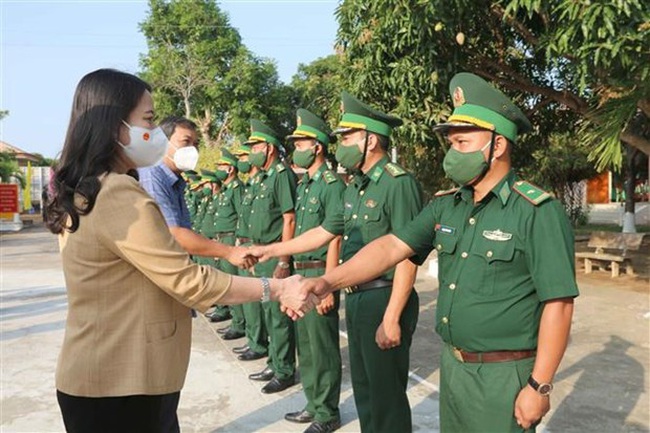 Vice President Vo Thi Anh Xuan meets officers and soldiers at the My Long border guard station. (Photo: VNA)