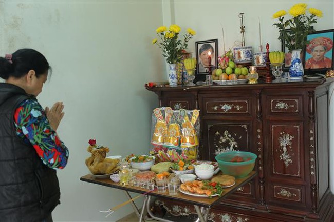 Văn khấn là một trong những nghi thức truyền thống vô cùng quan trọng trong đời sống đạo gia tại Việt Nam. Hãy xem bức ảnh này để tìm hiểu về nghi thức tôn kính cùng những giá trị tinh thần đẹp của người Việt Nam.