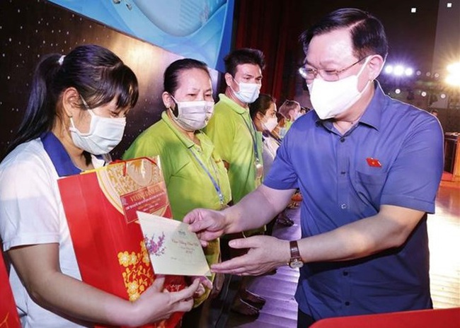 NA Chairman Vuong Dinh Hue presents Tet gifts to workers in Binh Duong province on January 23 (Photo: VNA)