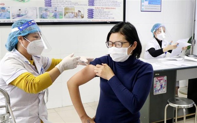 A woman gets vaccinated against COVID-19 in Phu Tho province (Photo: VNA)