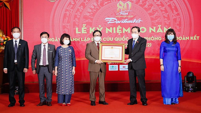 NA Vice Chairman Tran Thanh Man presents the PM's certificate of merit to Dai Doan Ket Newspaper. (Photo: NDO)