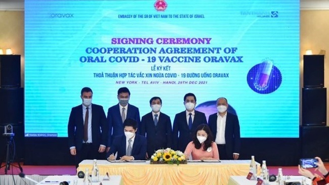 At the signing ceremony for cooperation agreement of oral COVID-19 vaccine Oravax. (Photo: VNA)
