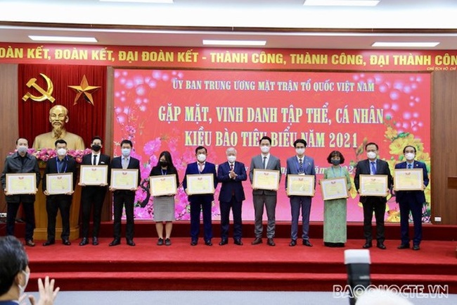 Overseas Vietnamese honoured for contributions to homeland’s COVID-19 combat (Photo: baoquocte.vn)