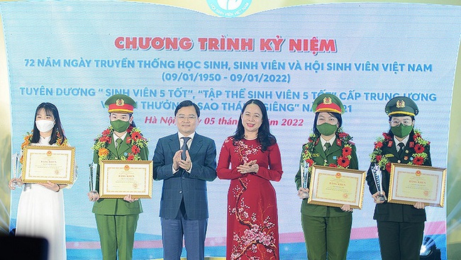 Vice President Vo Thi Anh Xuan presents certificates of merit to 'students with five good deeds'. (Photo: NDO)