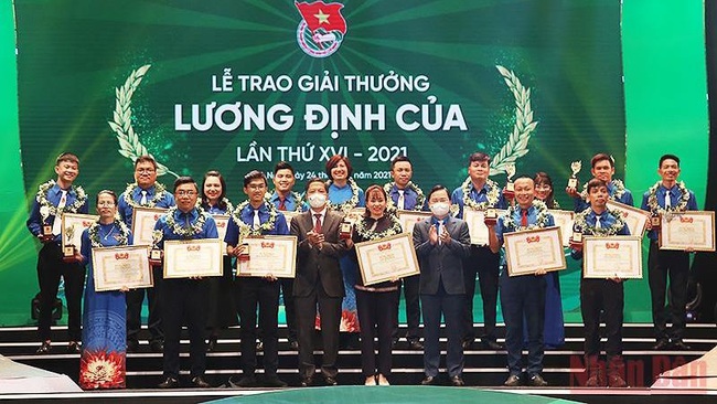 Award winners honoured at the ceremony (Photo: NDO)