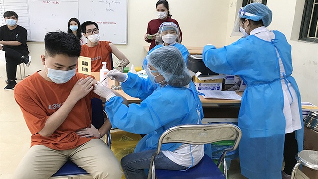 Vaccination against COVID-19 for children from 12 to 17 years old in Thanh Xuan district (Hanoi).