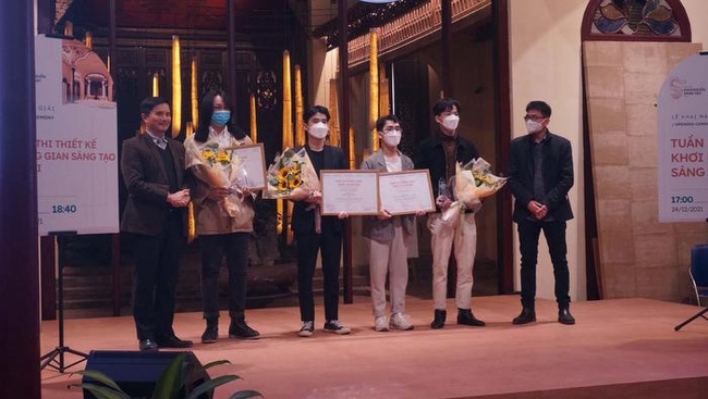 Winners of the Hanoi Creative Space Design Contest honoured at the event (Photo: NDO)