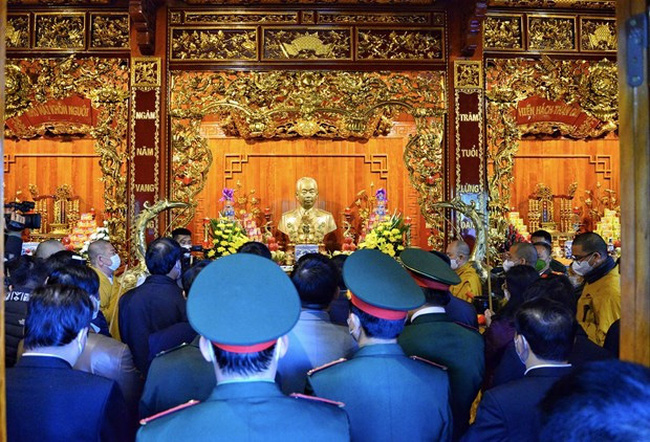 The ceremony to position the bust of General Vo Nguyen Giap at the relic site of the headquarters of the 1954 Dien Bien Phu Campaign (Photo: VNA)