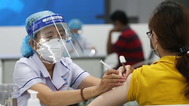 Ho Chi Minh City aims to complete injection of COVID-19 booster doses within next January. (Photo: VNA)