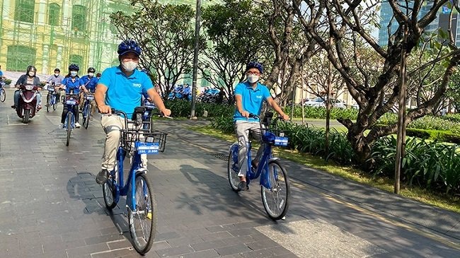 Each bicycle is rented out for 5,000 VND (0.22 USD) for 30 minutes (Photo: NDO)