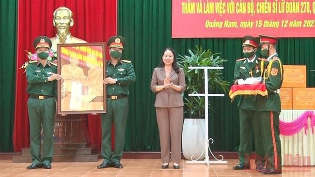 Vice President Vo Thi Anh Xuan presents gifts to officers and soldiers of Sapper Brigade 270 in Quang Nam Province (Photo: NDO)