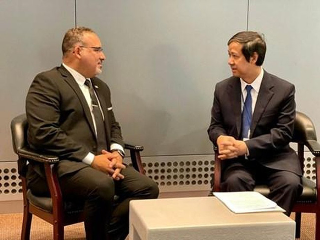 Minister of Education and Training Nguyen Kim Son (R) meets Secretary of Education Miguel Cardona (Photo: VNA)