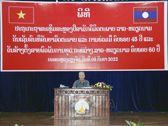 Secretary of the Party Committee and Chairman of the People’s Council of Vientiane city Anouphap Tounalom speaking at the meeting (Photo: VNA)