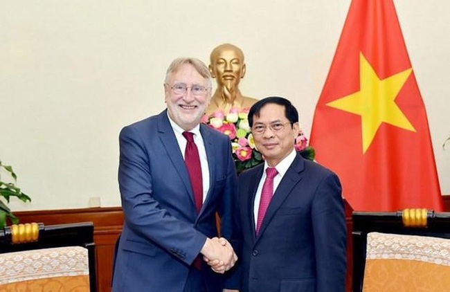 Vietnamese Minister of Foreign Affairs Bui Thanh Son receives Chairman of the European Parliament (EP)’s Committee on International Trade (INTA) Bernd Lange (Photo: baoquocte.vn)