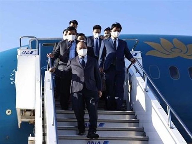 President Nguyen Xuan Phuc and a high-ranking Party and State delegation arrived in Tokyo on September 25 afternoon. (Photo: VNA)