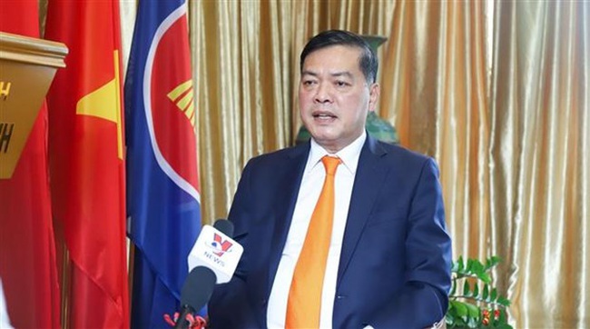 Vietnamese Ambassador to Singapore Mai Phuoc Dung grants an interview to the Vietnam News Agency (Photo: VNA)