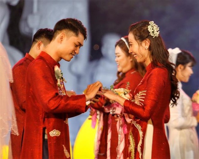 Eighteen couples tie the knot in an October 15 mass wedding in Hanoi. (Photo: VNA)