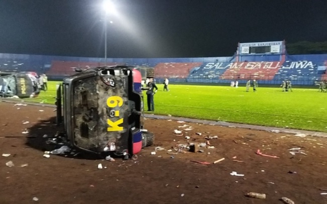 Bạo loạn tại giải bóng đá VĐQG Indonesia: Hơn 120 người thiệt mạng | VTV.VN