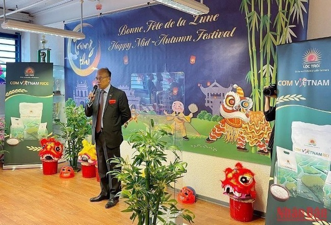 Vietnamese Ambassador to France Dinh Toan Thang introduces the traditional Mid-Autumn Festival in Vietnamese culture. (Photo: Minh Duy)