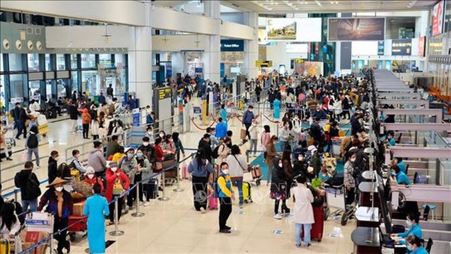 Passengers at Hanoi's Noi Bai International Airport (Photo: VNA)