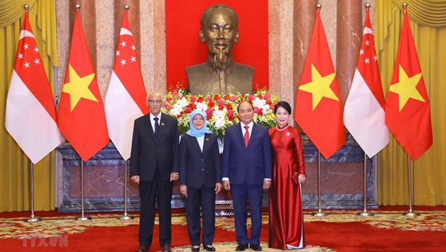 President Nguyen Xuan Phuc (second from right) and Singaporean President Halimah Yacob (second from left) and their spouses (Photo: VNA)