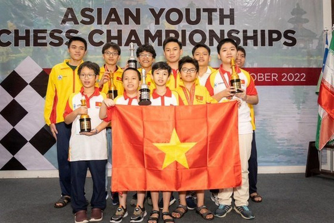 Vietnamese chess masters pose for a photo after their wins at the Asian Youth Chess Championships 2022 which closed in Bali, Indonesia, on October 21. (Photo: sggp.org.vn)