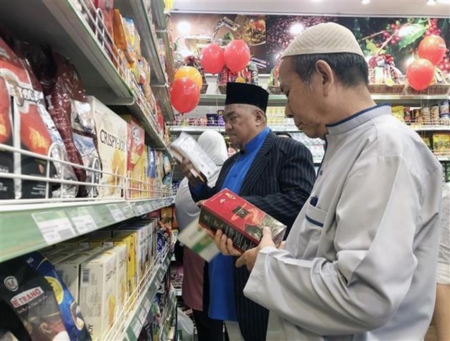 Muslim foreigners shop at a Halal food store in Ho Chi Minh City. (Photo: VNA)