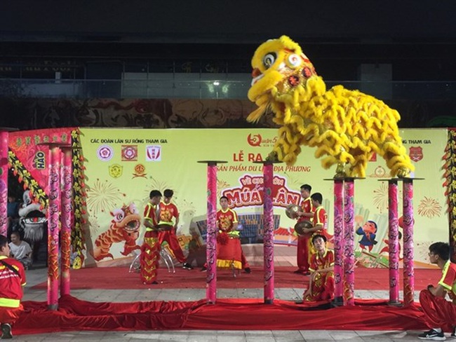 A performance of kylin and dragon dances at the Garden Mall in HCM City’s District 5. Kylin and dragon dances are performed twice a month to serve domestic and foreign visitors. (Photo: VNA)