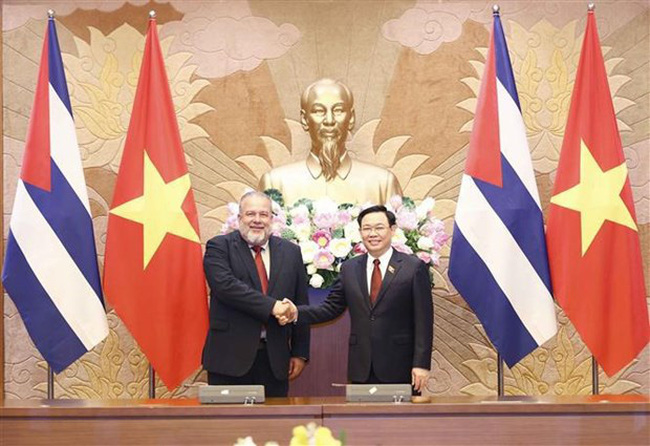 National Assembly Chairman Vuong Dinh Hue (R) and  Cuban Prime Minister Manuel Marrero Cruz (Photo: VNA)