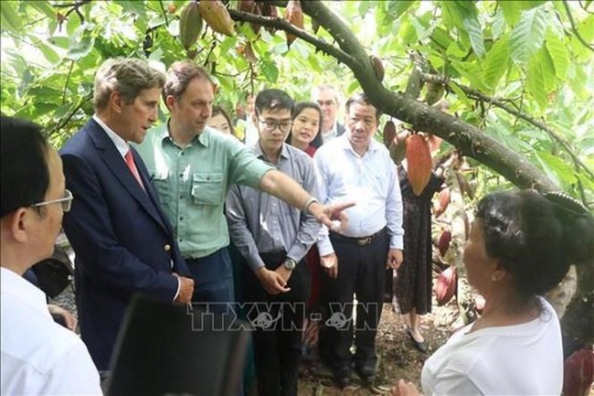 Kerry and his entourage visit a cocoa production and processing facility in Ben Tre province's Chau Thanh district. (Photo: VNA)
